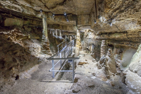 Die "Frstengruft" in der Erdmannshhle  Gemeinde Hasel