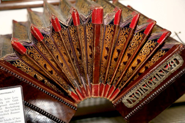 Ein historisches Bandoneon  Tango- und Bandoneonmuseum