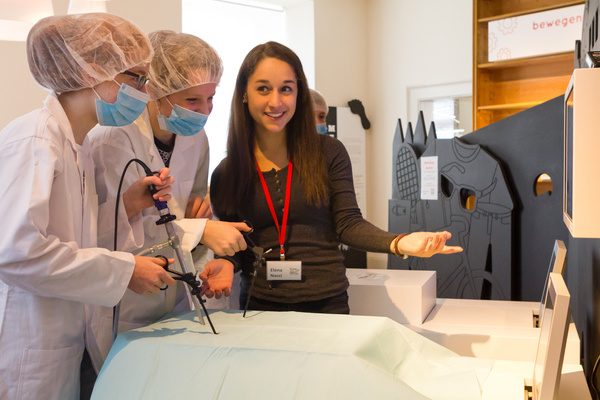 Jugendliche am Endoskop  Kinder- und Jugendmuseum Donaueschingen